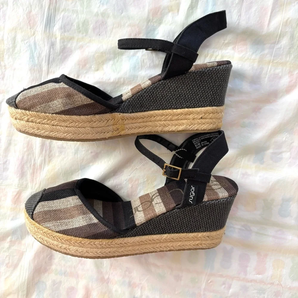 NWT Sugar Deuce Black Tan Wedge Sandals straps. SZ 8.5 M NWT has Sole Sticker